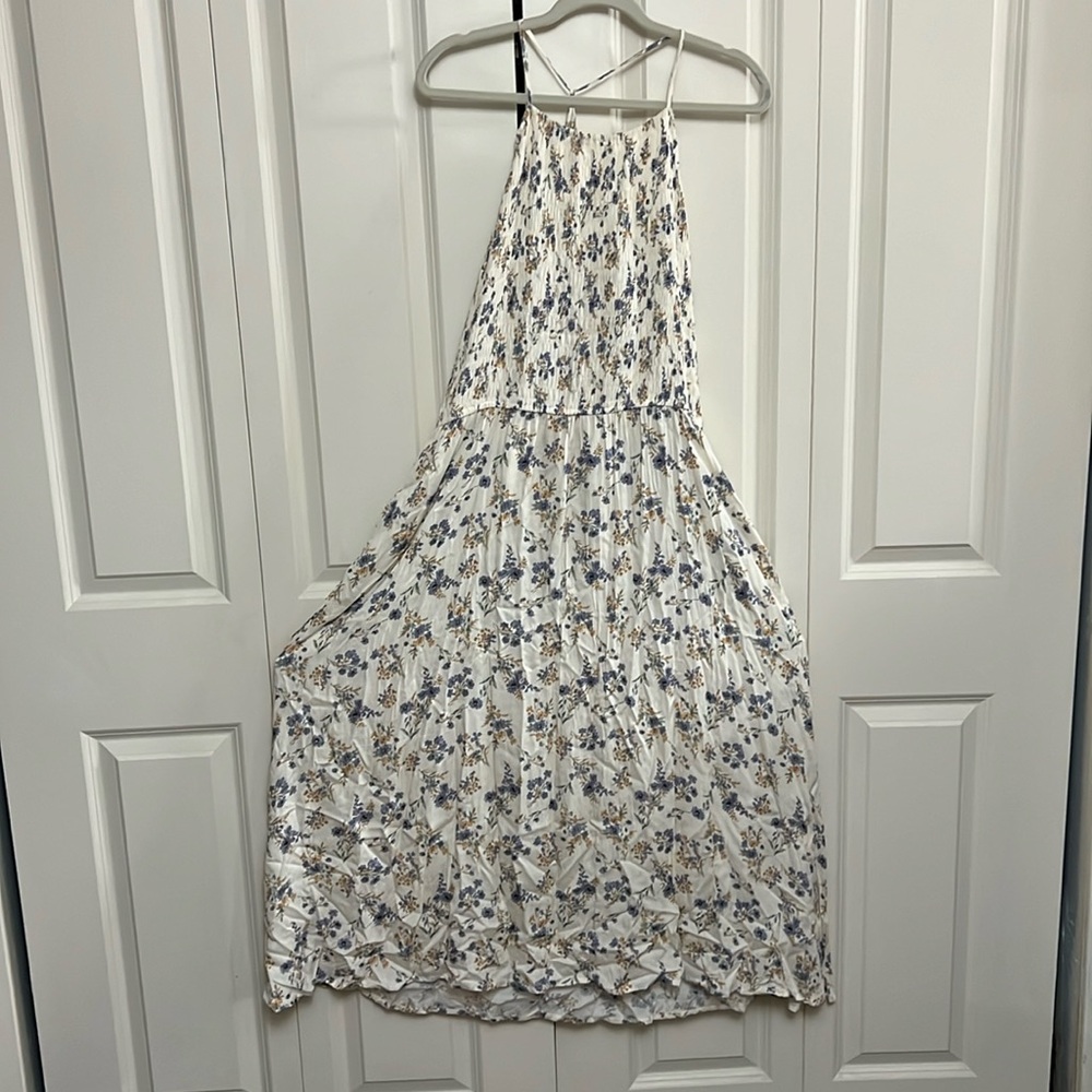 NWT Smocked Floral Y-Strap Midi Dress🤍🩵